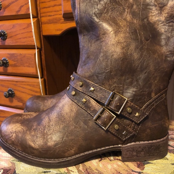 Boots - Picture 4 of 5